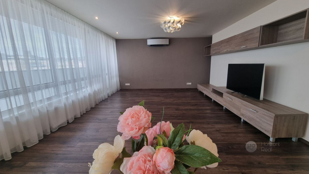 PRENÁJOM -  nadštandardný 4-i byt s terasou a parkovaním, BA-Staré mesto, Nám. M. Benku  