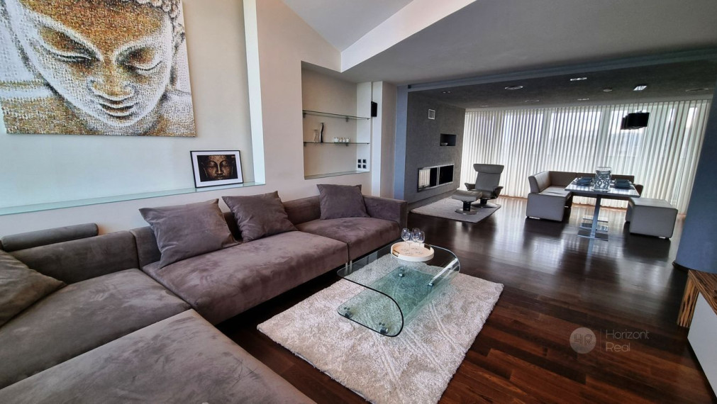 Exkluzívny 6-i byt s krbom a terasou, 2x parking, výhľad na Hrad – BA Staré Mesto, Námestie M. Benku