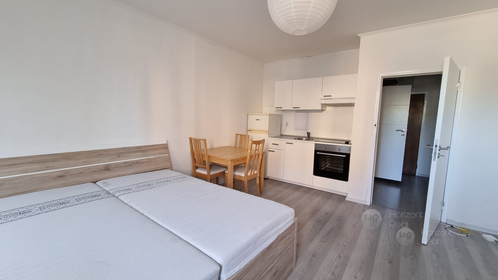 Prenájom - Priestranná garsónka s pekným výhľadom - BA-Dúbravka, Saratovská ul