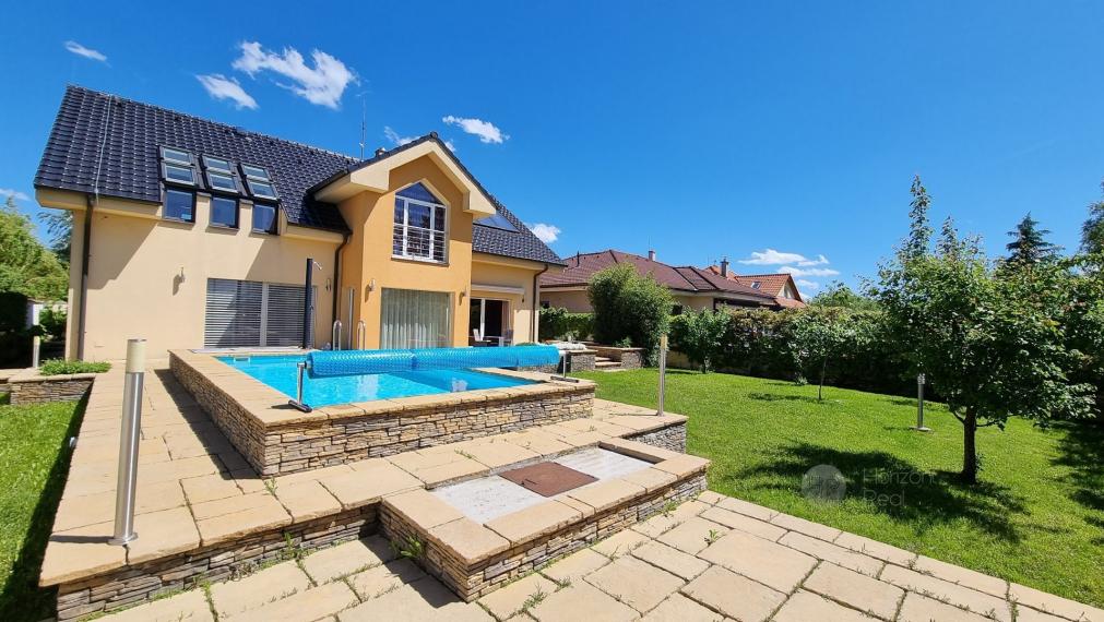 PREDAJ – 5-izbový rodinný dom s bazénom, krbom a okrasnou záhradou  – Stupava, ul. Krajná