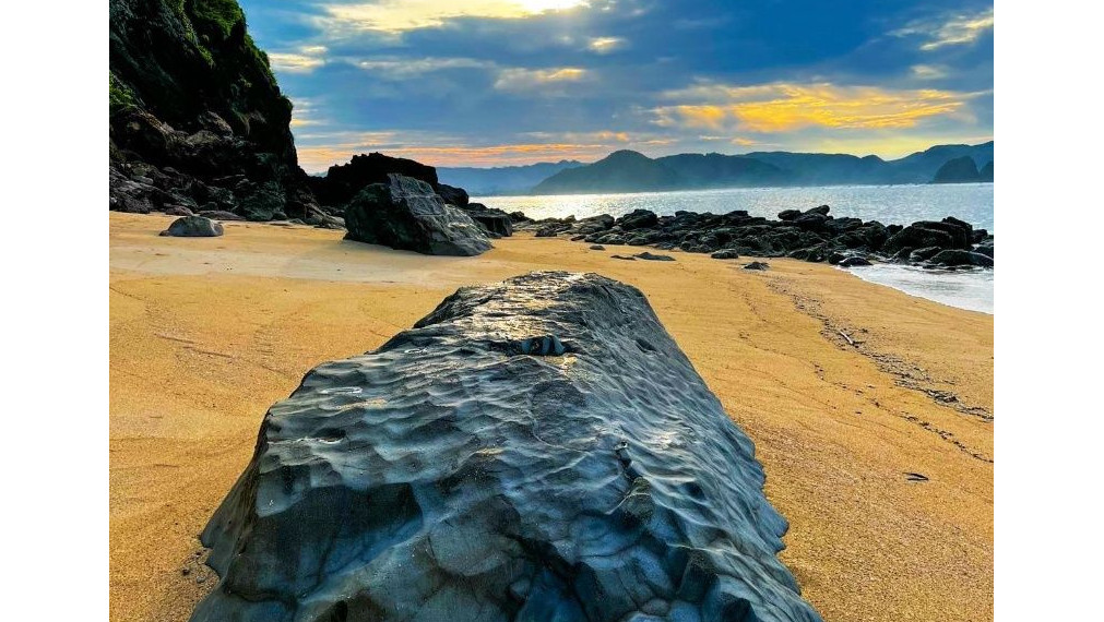 PREDAJ -  LUXUSNÉ VILY s  bazénom len pár metrov od pláže, 350m2, Bali, Seseh - Indonézia