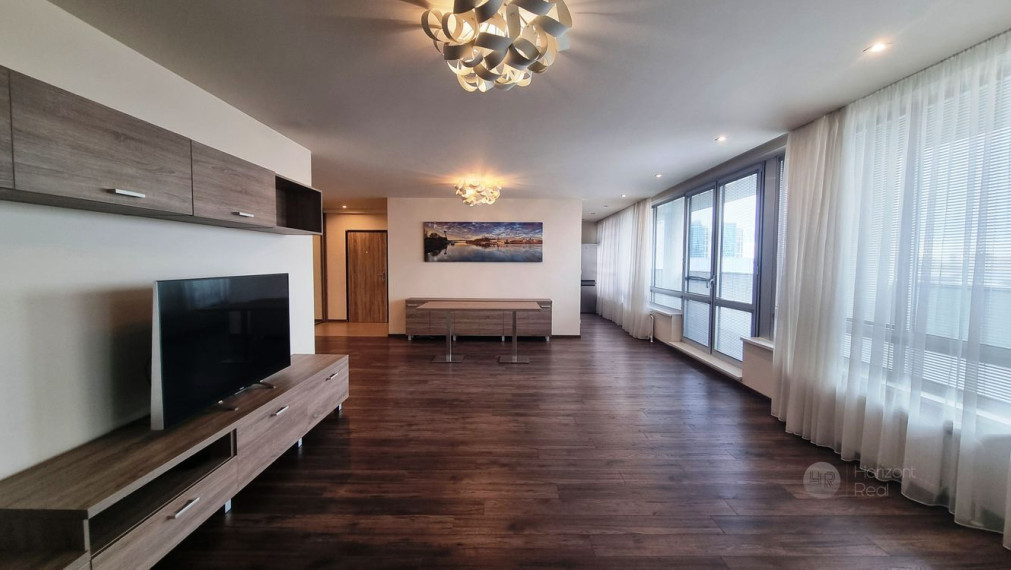 PRENÁJOM -  nadštandardný 4-i byt s terasou a parkovaním, BA-Staré mesto, Nám. M. Benku  