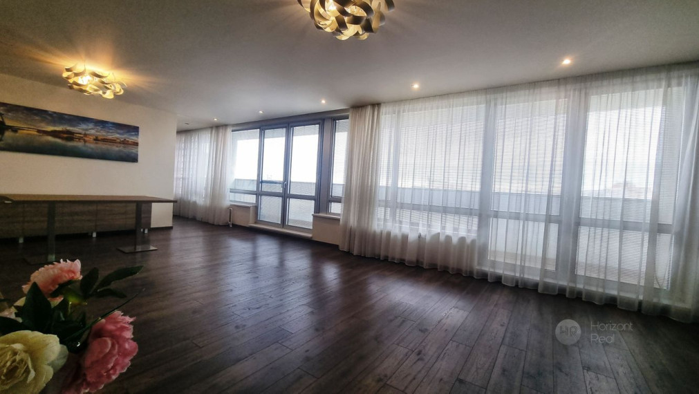 PRENÁJOM -  nadštandardný 4-i byt s terasou a parkovaním, BA-Staré mesto, Nám. M. Benku  