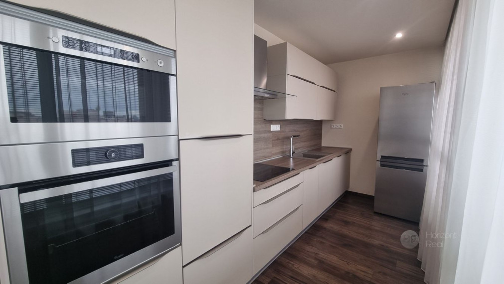 PRENÁJOM -  nadštandardný 4-i byt s terasou a parkovaním, BA-Staré mesto, Nám. M. Benku  