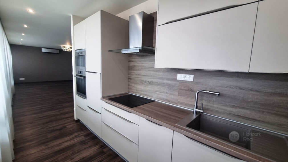 PRENÁJOM -  nadštandardný 4-i byt s terasou a parkovaním, BA-Staré mesto, Nám. M. Benku  