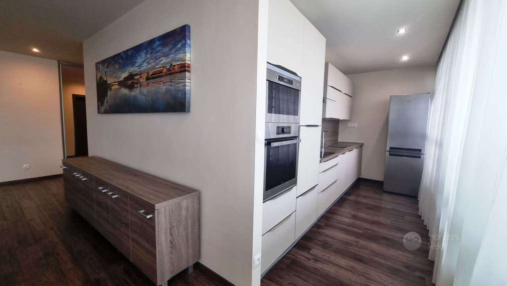 PRENÁJOM -  nadštandardný 4-i byt s terasou a parkovaním, BA-Staré mesto, Nám. M. Benku  