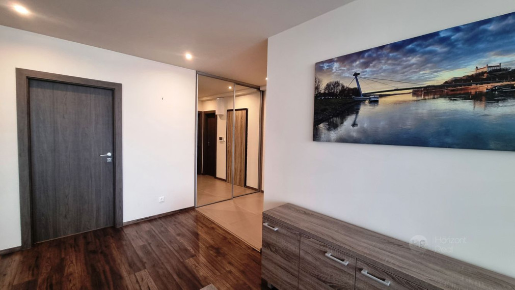 PRENÁJOM -  nadštandardný 4-i byt s terasou a parkovaním, BA-Staré mesto, Nám. M. Benku  