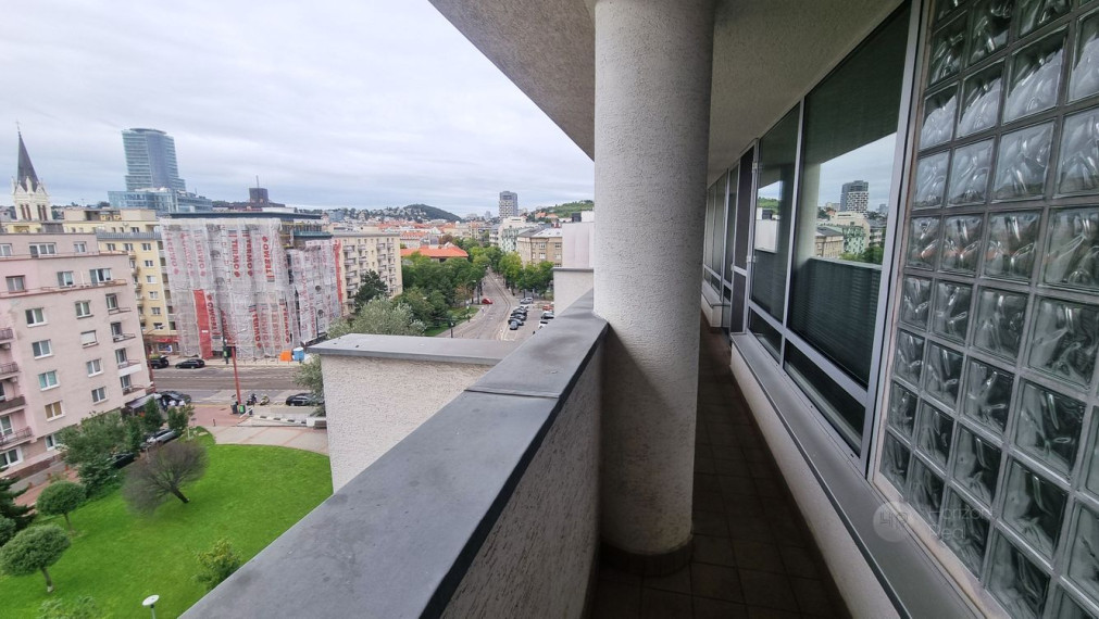 PRENÁJOM -  nadštandardný 4-i byt s terasou a parkovaním, BA-Staré mesto, Nám. M. Benku  