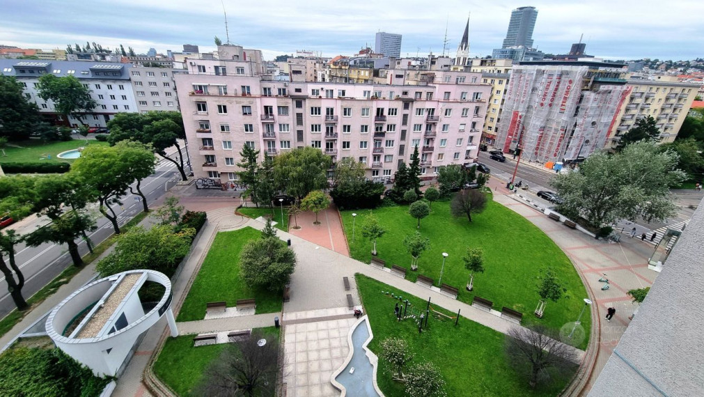 PRENÁJOM -  nadštandardný 4-i byt s terasou a parkovaním, BA-Staré mesto, Nám. M. Benku  