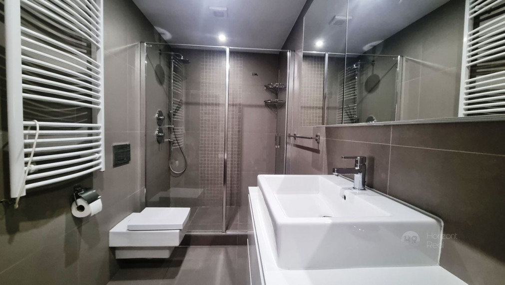 PRENÁJOM -  nadštandardný 4-i byt s terasou a parkovaním, BA-Staré mesto, Nám. M. Benku  