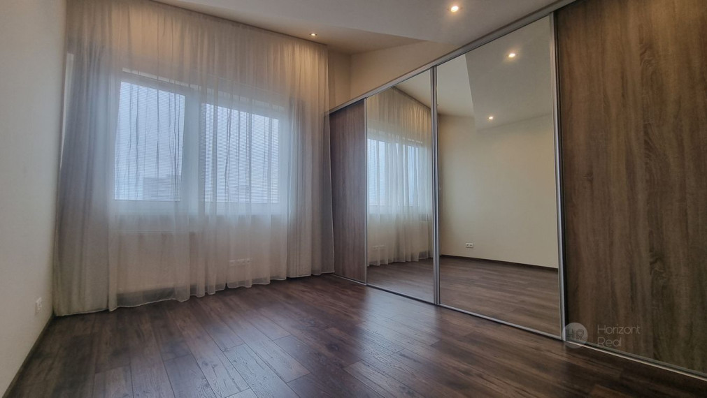 PRENÁJOM -  nadštandardný 4-i byt s terasou a parkovaním, BA-Staré mesto, Nám. M. Benku  