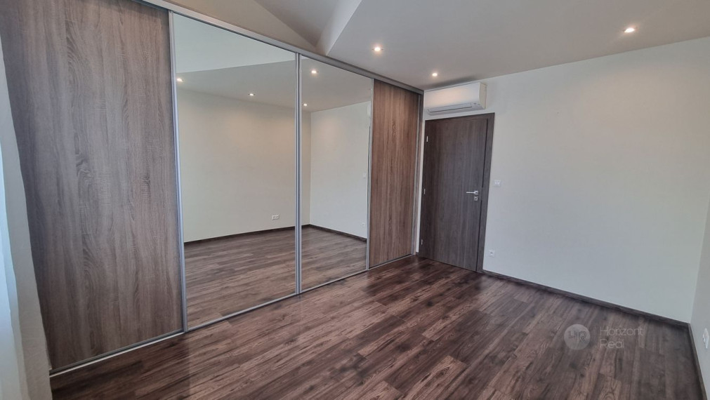 PRENÁJOM -  nadštandardný 4-i byt s terasou a parkovaním, BA-Staré mesto, Nám. M. Benku  