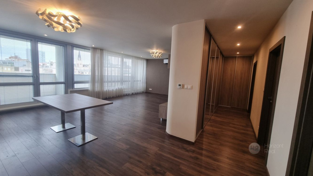 PRENÁJOM -  nadštandardný 4-i byt s terasou a parkovaním, BA-Staré mesto, Nám. M. Benku  