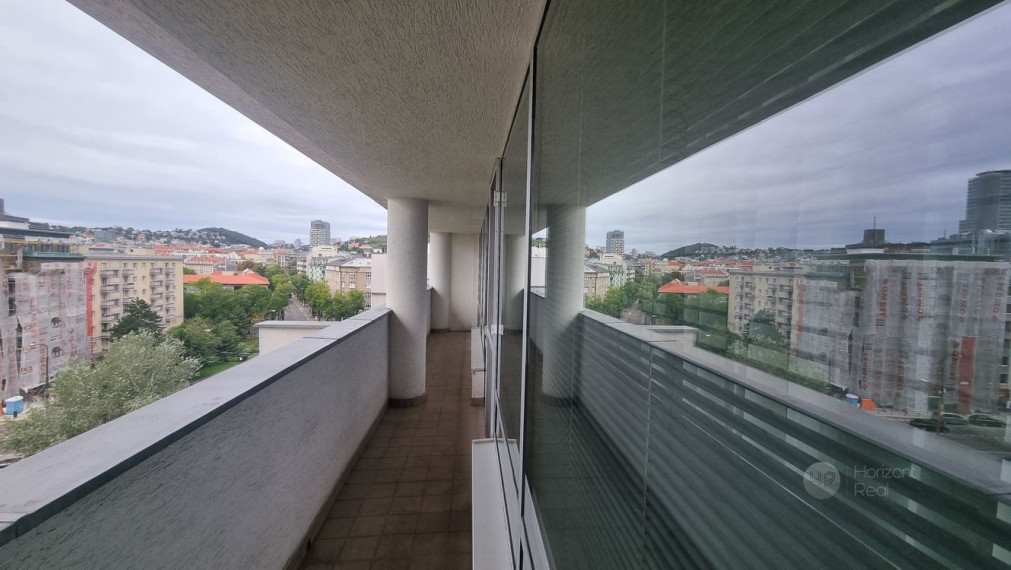 PRENÁJOM -  nadštandardný 4-i byt s terasou a parkovaním, BA-Staré mesto, Nám. M. Benku  