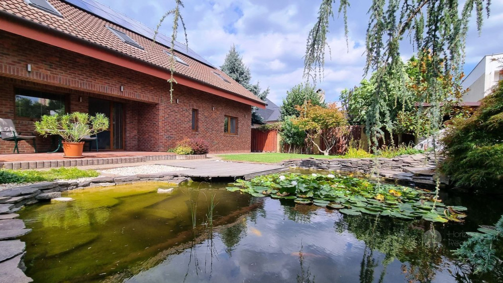 REZERVOVANE/PRENÁJOM -  veľký 2-i byt s krásnou záhradou a parkovaním - Pezinok