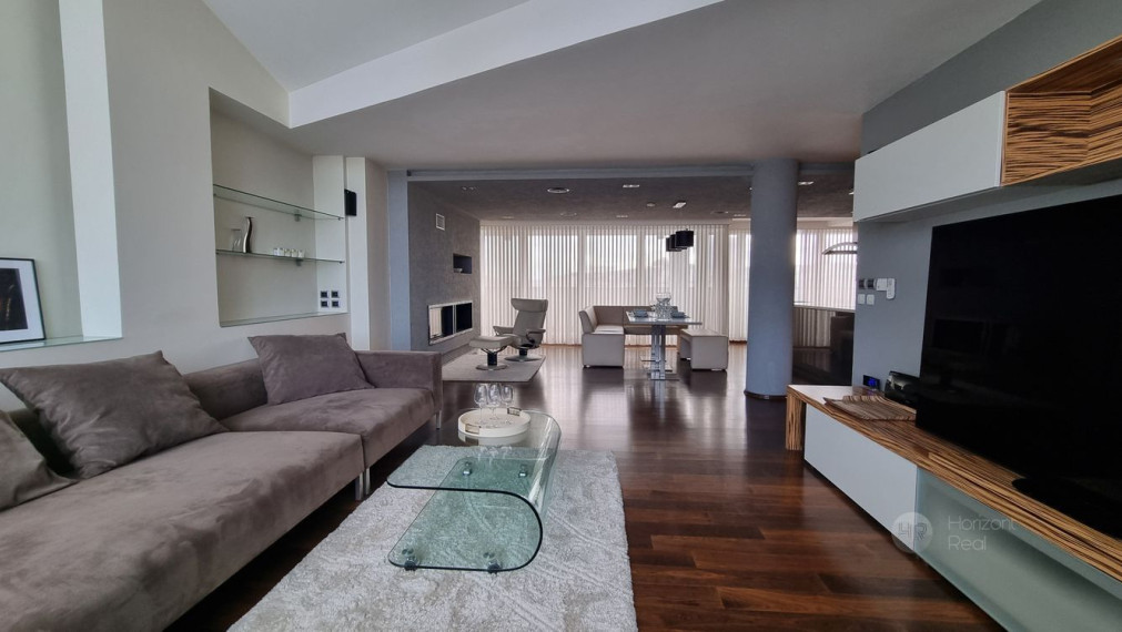 Exkluzívny 6-i byt s krbom a terasou, 2x parking, výhľad na Hrad – BA Staré Mesto, Námestie M. Benku