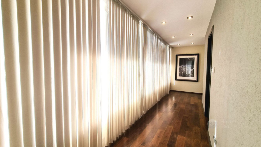 Exkluzívny 6-i byt s krbom a terasou, 2x parking, výhľad na Hrad – BA Staré Mesto, Námestie M. Benku