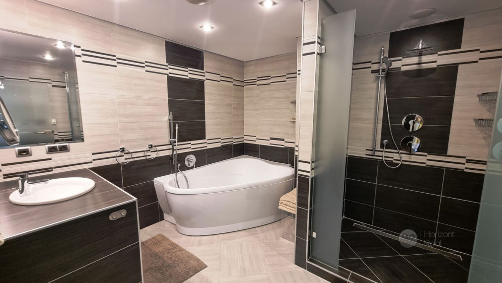 Exkluzívny 6-i byt s krbom a terasou, 2x parking, výhľad na Hrad – BA Staré Mesto, Námestie M. Benku