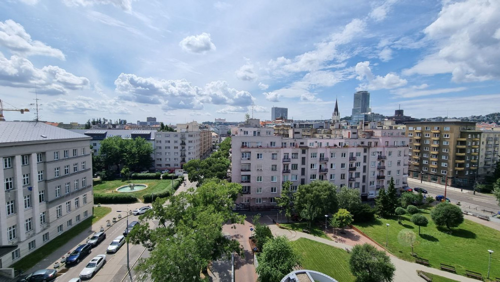 Exkluzívny 6-i byt s krbom a terasou, 2x parking, výhľad na Hrad – BA Staré Mesto, Námestie M. Benku