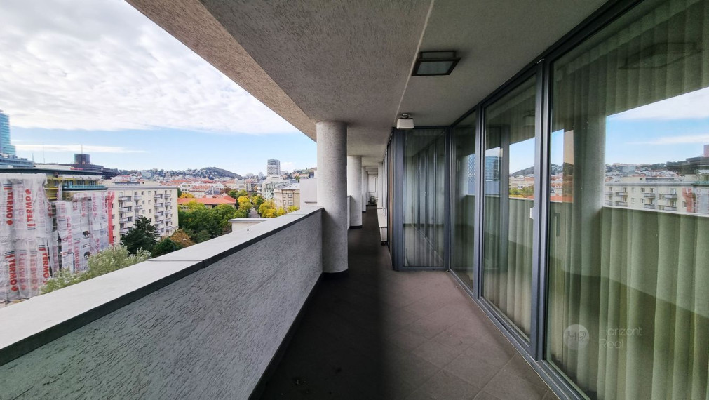 Exkluzívny 6-i byt s krbom a terasou, 2x parking, výhľad na Hrad – BA Staré Mesto, Námestie M. Benku