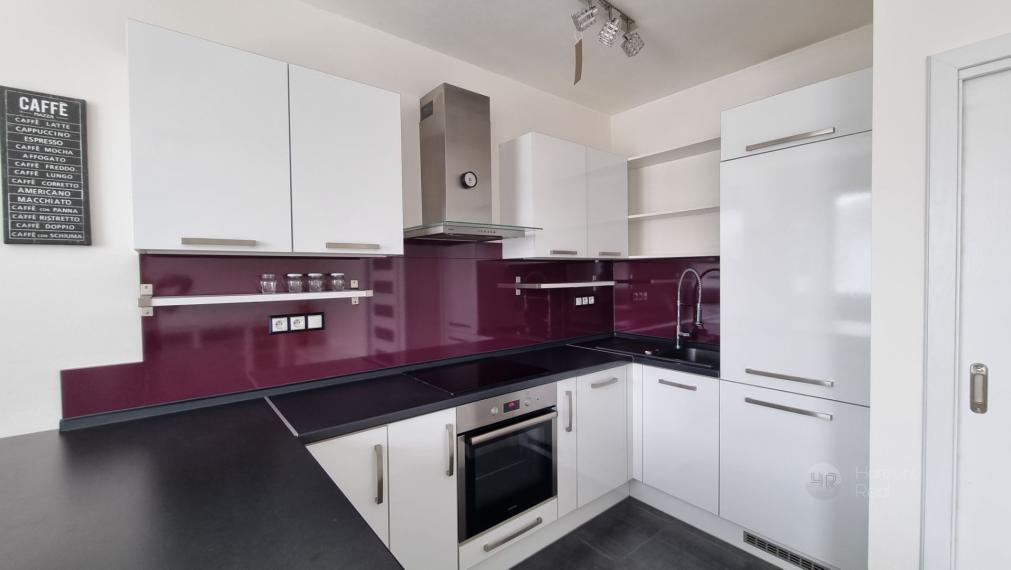 REZERVOVANE/PRENÁJOM - Krásny, dizajnérom  zariadený 2i byt  + 2x parking,  príjemná lokalita, Stupava ul. Jána Ondruša