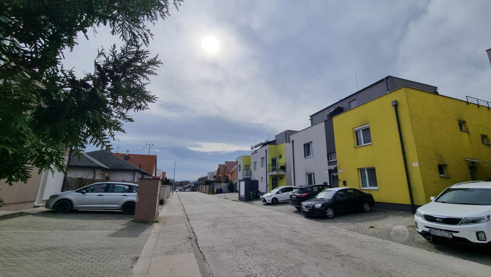 PRENÁJOM - Krásny, dizajnérom  zariadený 2-i byt v príjemnej, tichej lokalite, Stupava ul. Jána Ondruša