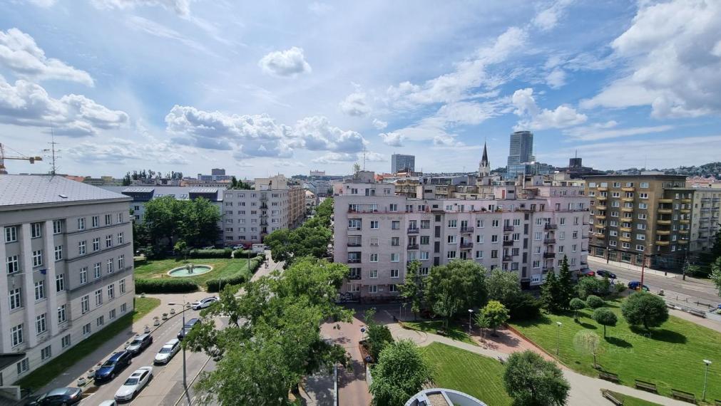 PRENÁJOM - Luxusný 6-i byt s krbom, 2x garážové státie, výhľad na hrad  – BA Staré Mesto, Námestie M. Benku