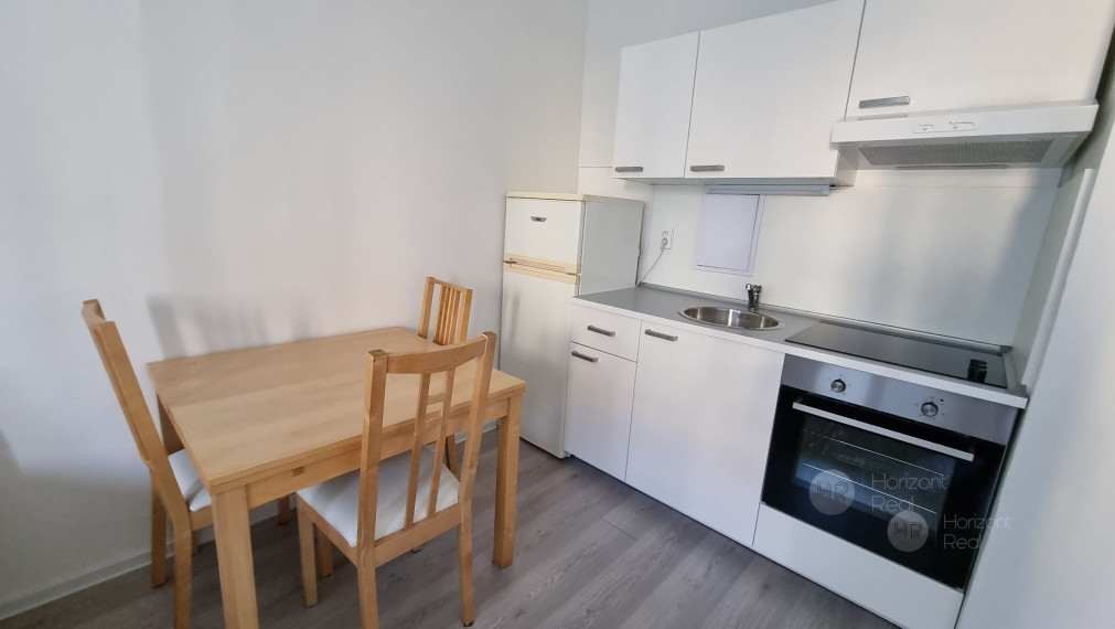 Prenájom - Priestranná garsónka s pekným výhľadom - BA-Dúbravka, Saratovská ul