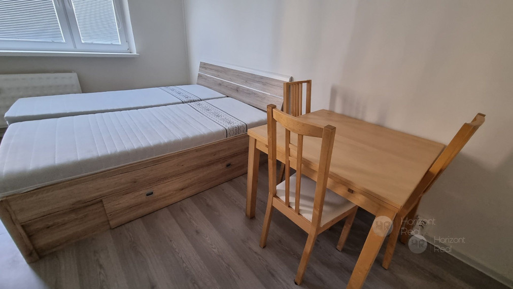 Prenájom - Priestranná garsónka s pekným výhľadom - BA-Dúbravka, Saratovská ul