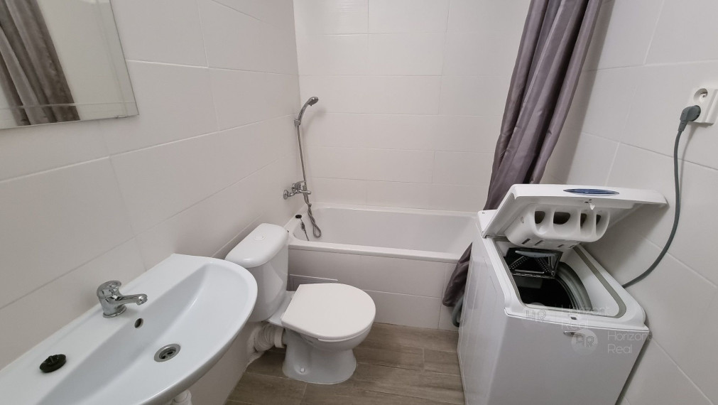 Prenájom - Priestranná garsónka s pekným výhľadom - BA-Dúbravka, Saratovská ul