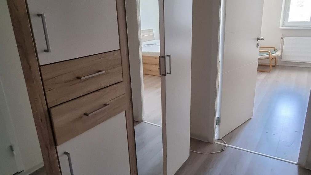 Prenájom - Priestranná garsónka s pekným výhľadom - BA-Dúbravka, Saratovská ul