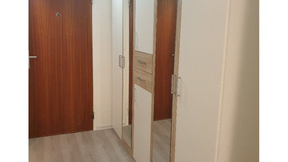 Prenájom - Priestranná garsónka s pekným výhľadom - BA-Dúbravka, Saratovská ul