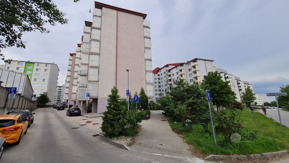 Predaj priestranný 1-izbový byt – Bratislava IV – Dúbravka, Agátová ulica