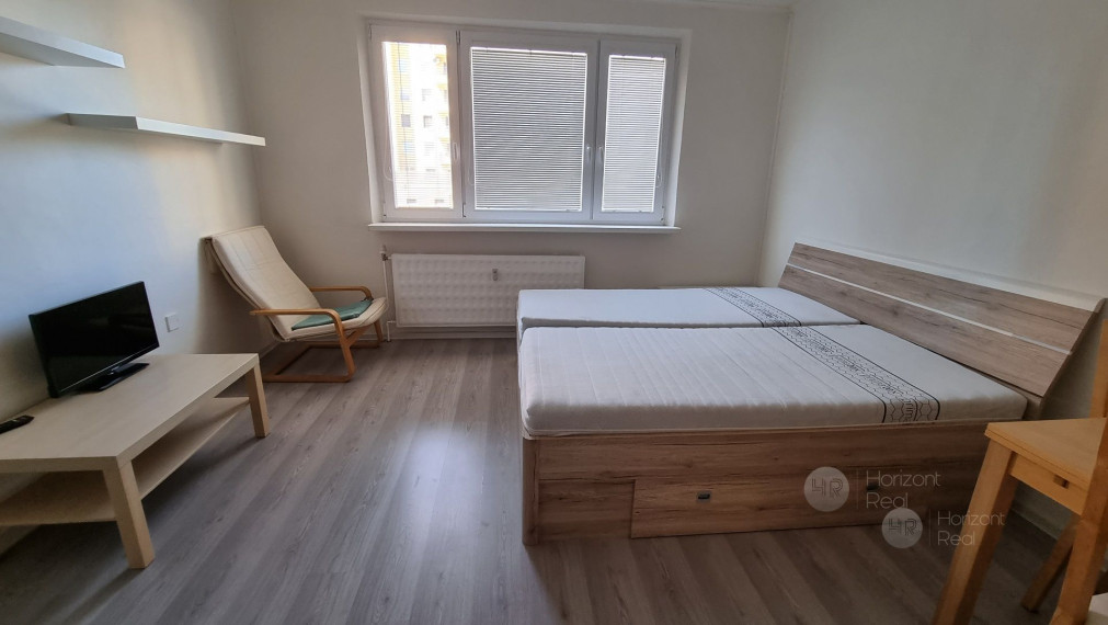 Prenájom - Priestranná garsónka s pekným výhľadom - BA-Dúbravka, Saratovská ul