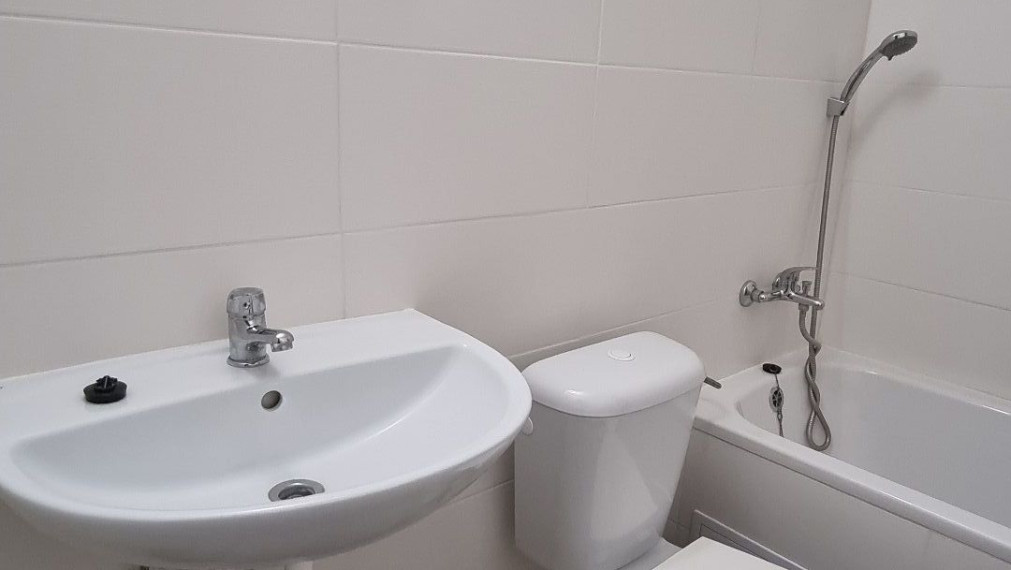 Prenájom - Priestranná garsónka s pekným výhľadom - BA-Dúbravka, Saratovská ul