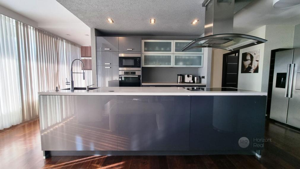 PRENÁJOM - Komfortný 6-i byt s krbom a veľkolepou terasou, výhľad na hrad  – BA - Staré Mesto, Námestie M. Benku