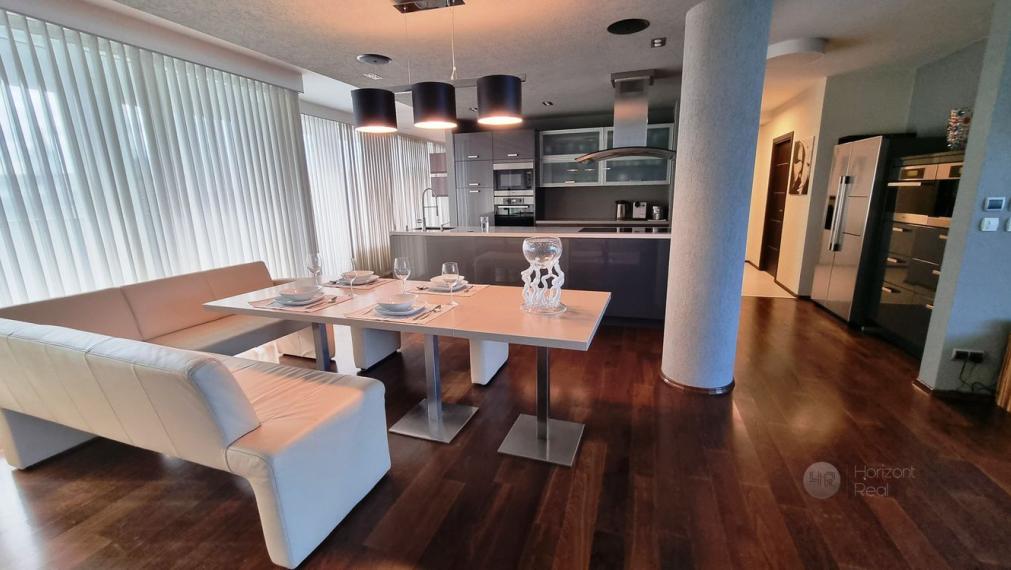 PRENÁJOM - Jedinečný 6-i byt s krbom a terasou (240m2) – Bratislava - Staré Mesto, Námestie M. Benku