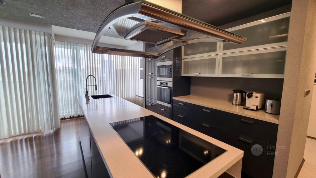 PRENÁJOM - Jedinečný 6-i byt s krbom a terasou (240m2) – Bratislava - Staré Mesto, Námestie M. Benku