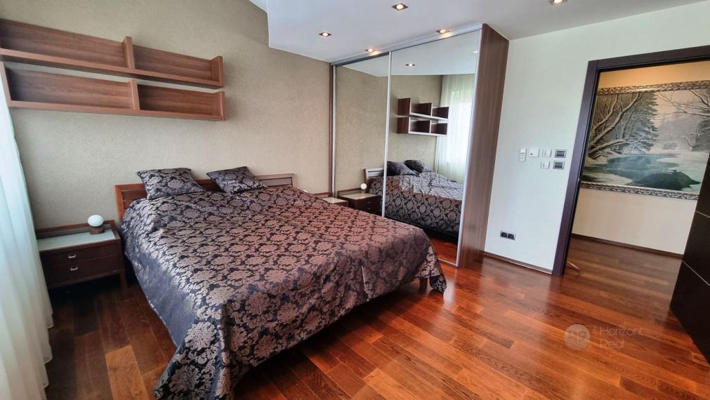 PRENÁJOM - Jedinečný 6-i byt s krbom a terasou (240m2) – Bratislava - Staré Mesto, Námestie M. Benku