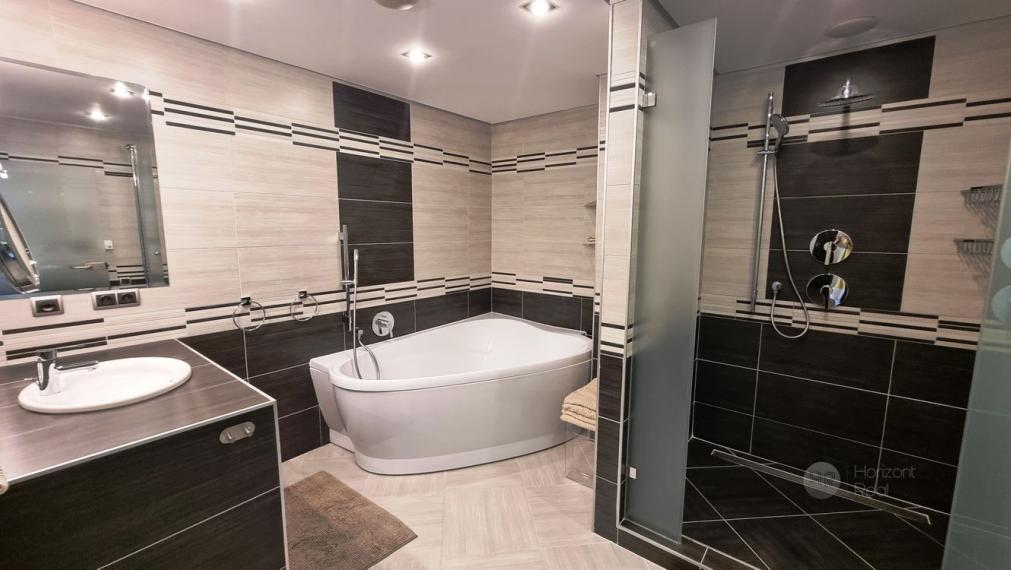 PRENÁJOM - Jedinečný 6-i byt s krbom a terasou (240m2) – Bratislava - Staré Mesto, Námestie M. Benku