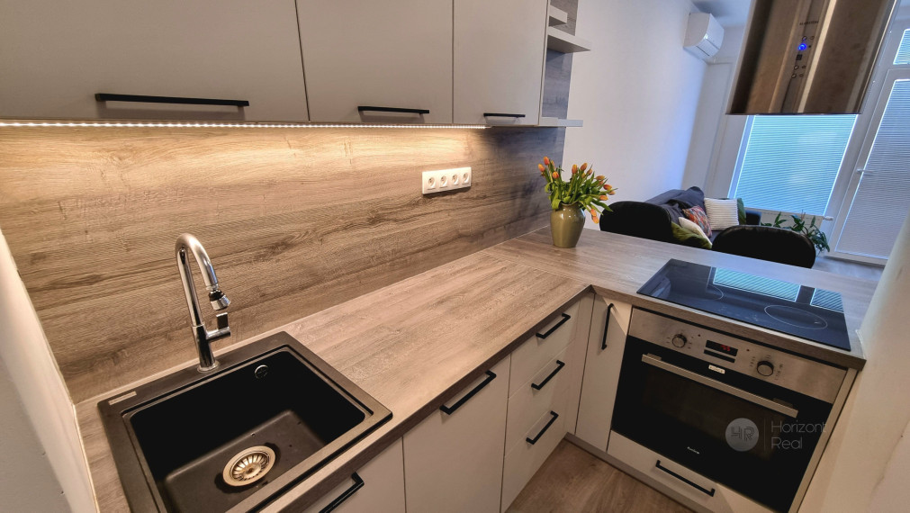 PREDAJ - Dizajnový, kompletne zariadený 1,5-izbový byt s balkónom v novostavbe Slnečnice - BA, ul. Z. Chalupovej