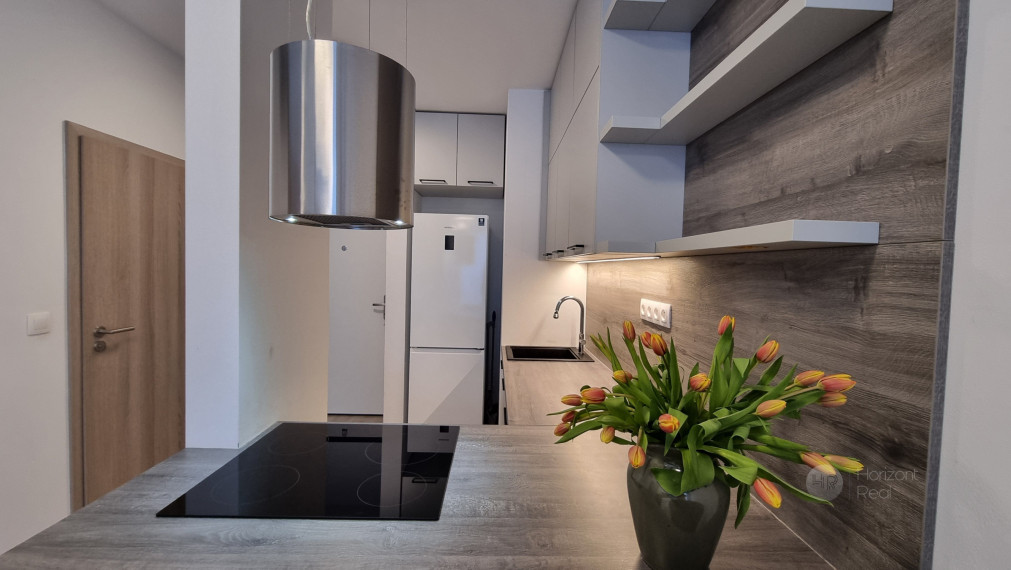 PREDAJ - Dizajnový, kompletne zariadený 1,5-izbový byt s balkónom v novostavbe Slnečnice - BA, ul. Z. Chalupovej