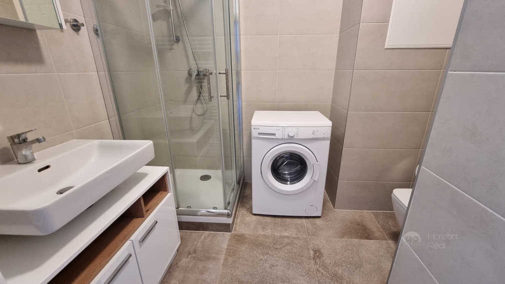 PREDAJ - Dizajnový, kompletne zariadený 1,5-izbový byt s balkónom v novostavbe Slnečnice - BA, ul. Z. Chalupovej