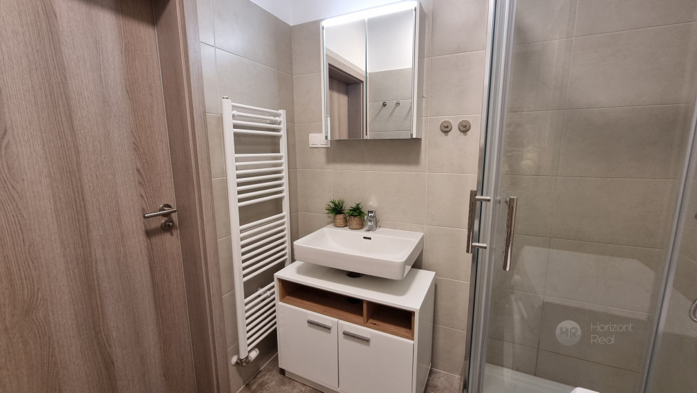 PREDAJ - Dizajnový, kompletne zariadený 1,5-izbový byt s balkónom v novostavbe Slnečnice - BA, ul. Z. Chalupovej
