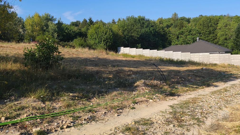 POZEMOK 598 m² V BRATISLAVE POD LESOM, VÝNIMOČNÉ MIESTO PRE VÁŠ BUDÚCI DOMOV.