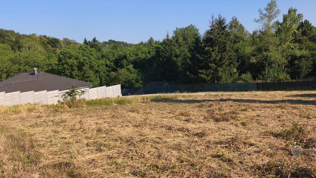 POZEMOK 598 m² V BRATISLAVE POD LESOM, VÝNIMOČNÉ MIESTO PRE VÁŠ BUDÚCI DOMOV.