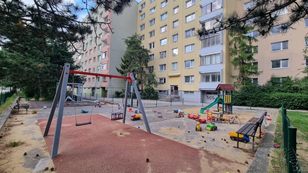 Predaj pekný 4-izbový byt s lodžiou v Bratislave IV – Dúbravka, na ulici Kpt. Jána Rašu 