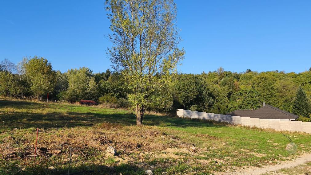 POZEMOK 602 m² V BRATISLAVE POD LESOM, VÝNIMOČNÉ MIESTO PRE VÁŠ BUDÚCI DOMOV.
