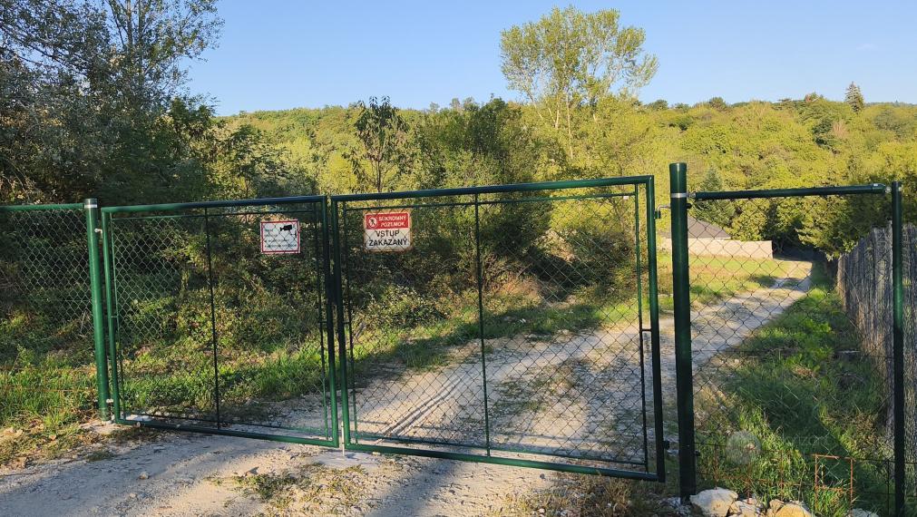 POZEMOK 602 m² V BRATISLAVE POD LESOM, VÝNIMOČNÉ MIESTO PRE VÁŠ BUDÚCI DOMOV.