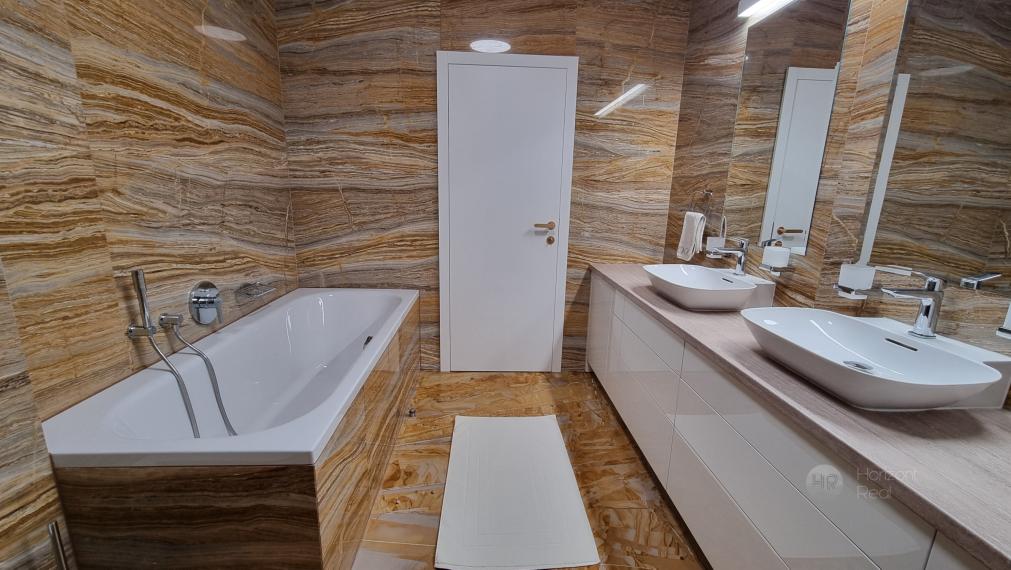 PREDAJ: Luxus, elegancia a dokonalosť- 4i byt s dvojgarážou vo FIVE STAR REZIDENCE - Bratislava, Staré mesto